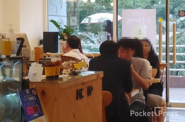서울시 구로구의 한 개인 운영 카페에는 사람이 바글바글하다.